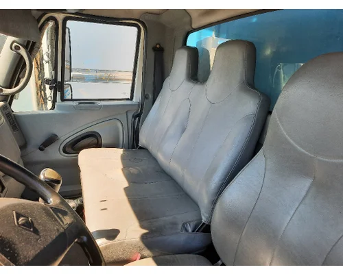 INTERNATIONAL 4300 CAB