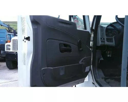 INTERNATIONAL 4300 CAB