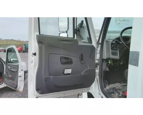 INTERNATIONAL 4300 CAB