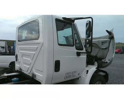 INTERNATIONAL 4300 CAB