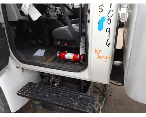 INTERNATIONAL 4300 CAB