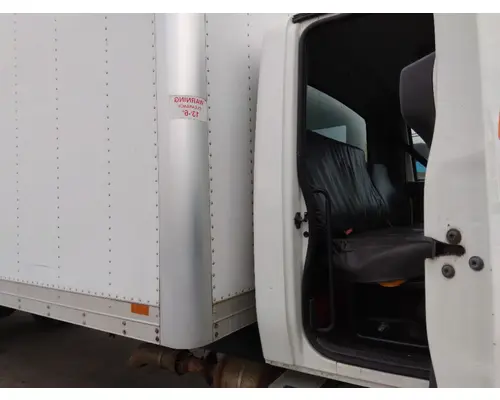 INTERNATIONAL 4300 CAB