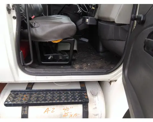 INTERNATIONAL 4300 CAB