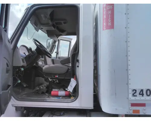 INTERNATIONAL 4300 CAB