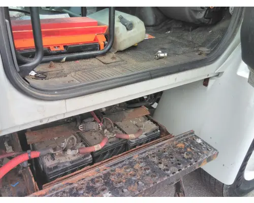 INTERNATIONAL 4300 CAB