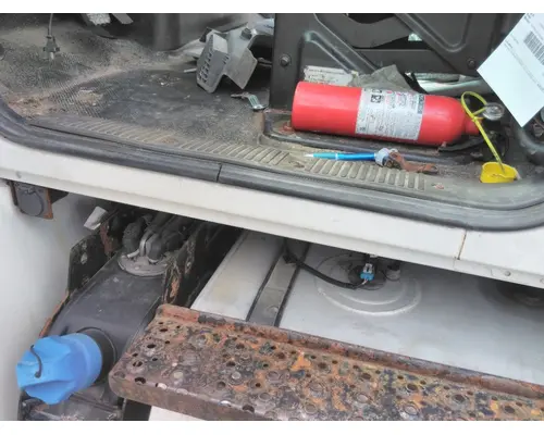 INTERNATIONAL 4300 CAB