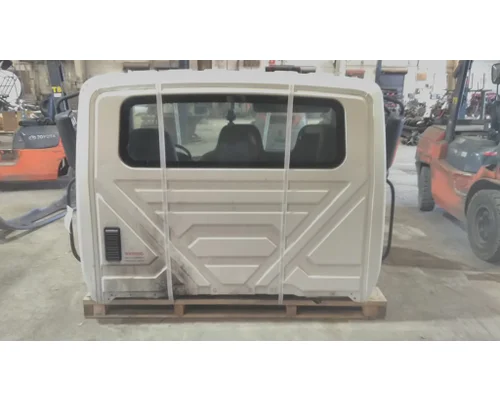 INTERNATIONAL 4300 CAB