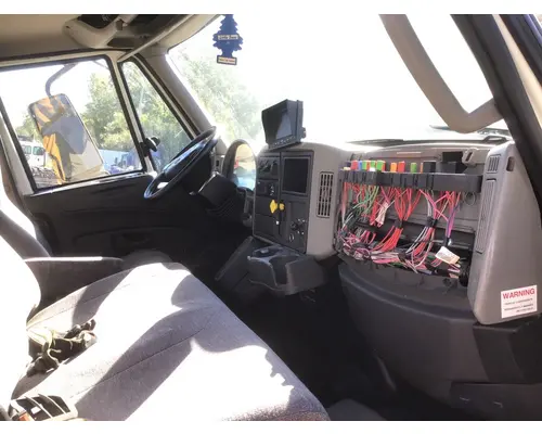 INTERNATIONAL 4300 CAB