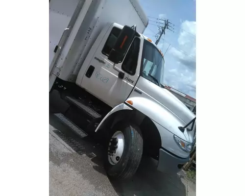 INTERNATIONAL 4300 CAB