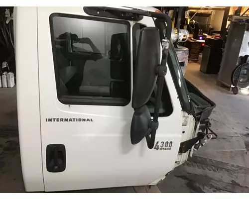 INTERNATIONAL 4300 CAB