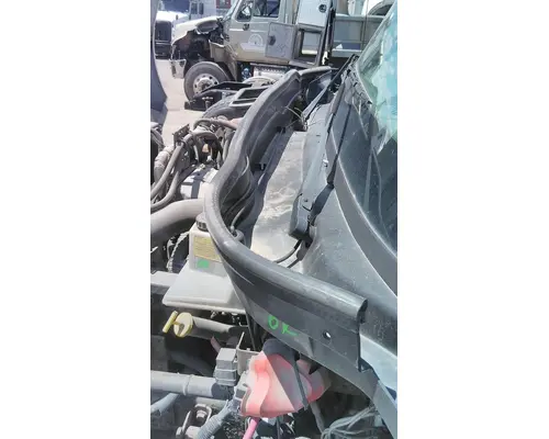 INTERNATIONAL 4300 COWL