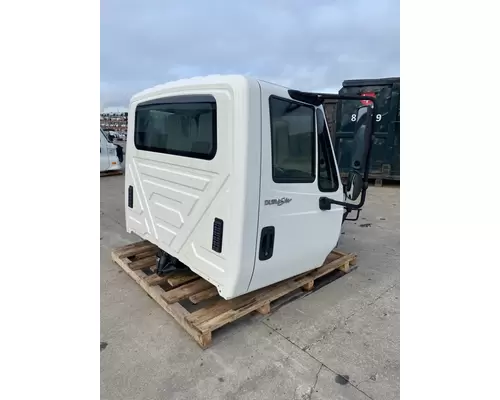 INTERNATIONAL 4300 Cab