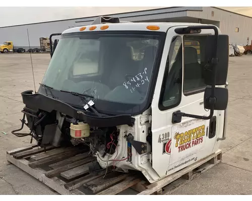 INTERNATIONAL 4300 Cab