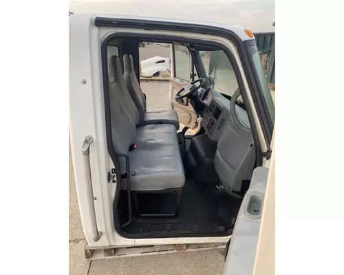 INTERNATIONAL 4300 Cab