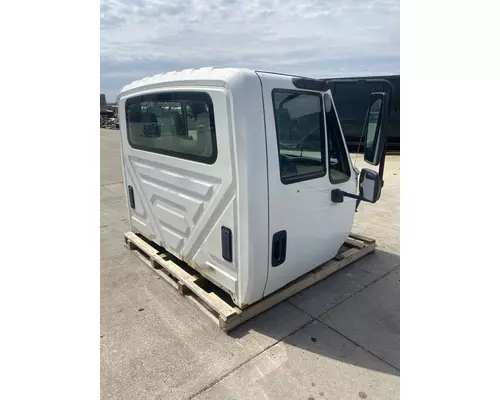 INTERNATIONAL 4300 Cab