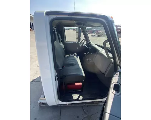 INTERNATIONAL 4300 Cab