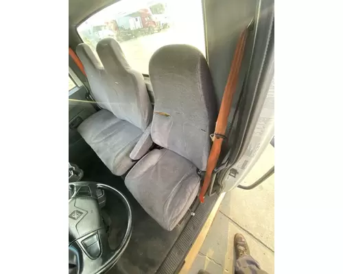 INTERNATIONAL 4300 Cab