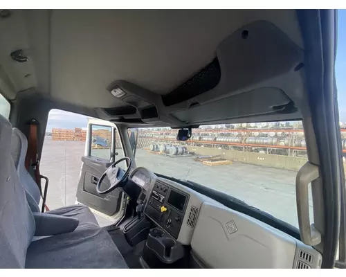 INTERNATIONAL 4300 Cab