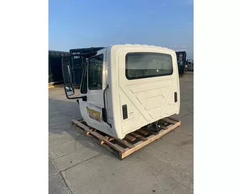 INTERNATIONAL 4300 Cab