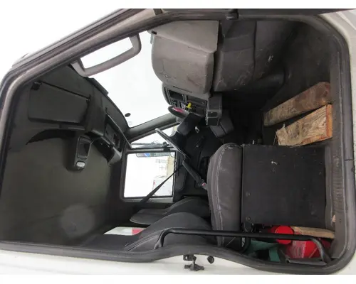 INTERNATIONAL 4300 Cab