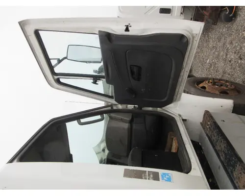 INTERNATIONAL 4300 Cab