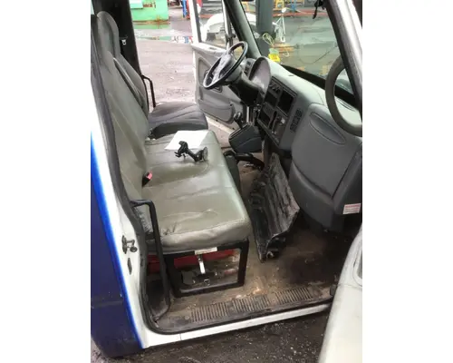 INTERNATIONAL 4300 Cab