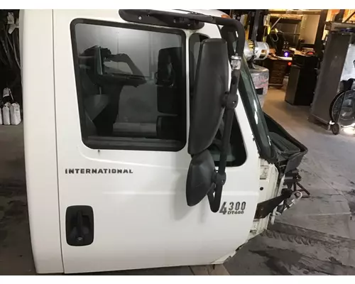 INTERNATIONAL 4300 Cab