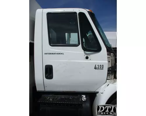 INTERNATIONAL 4300 Cab