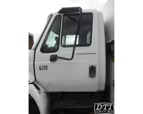 INTERNATIONAL 4300 Cab