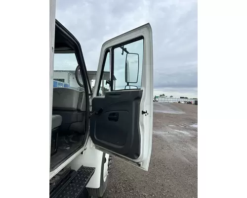 INTERNATIONAL 4300 Cab