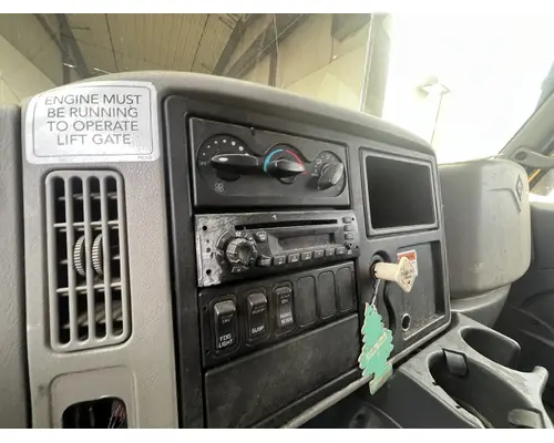 INTERNATIONAL 4300 Cab