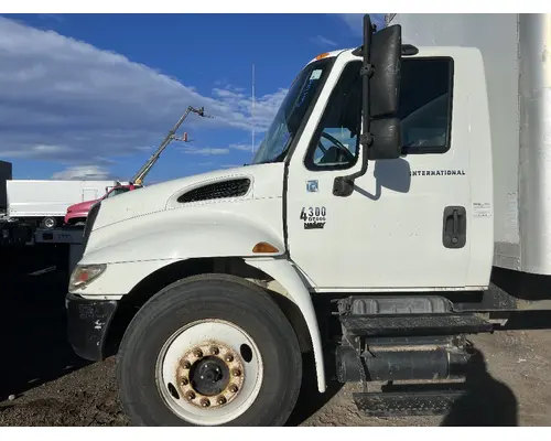 INTERNATIONAL 4300 Cab