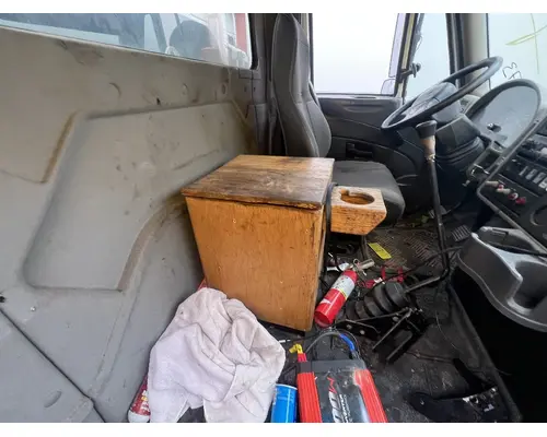 INTERNATIONAL 4300 Cab