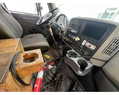 INTERNATIONAL 4300 Cab