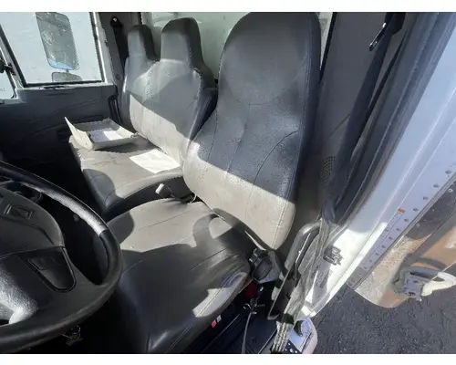 INTERNATIONAL 4300 Cab
