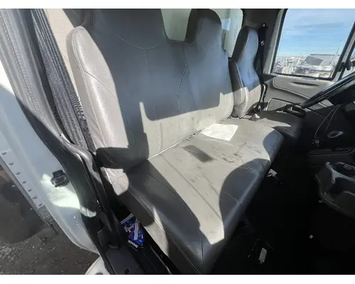 INTERNATIONAL 4300 Cab