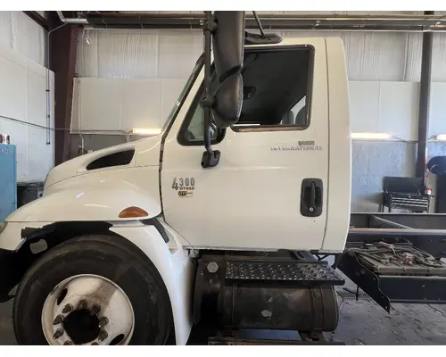INTERNATIONAL 4300 Cab