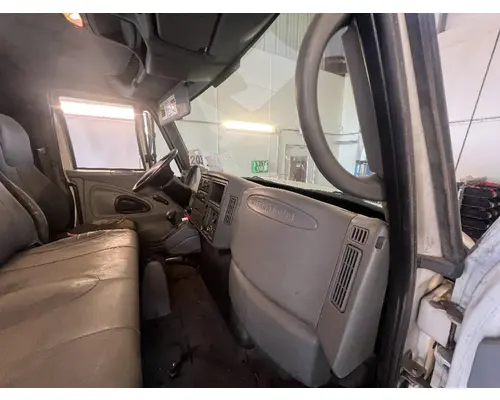INTERNATIONAL 4300 Cab