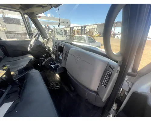INTERNATIONAL 4300 Cab