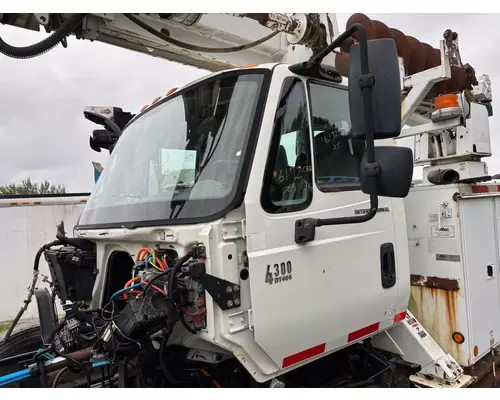 INTERNATIONAL 4300 Cab