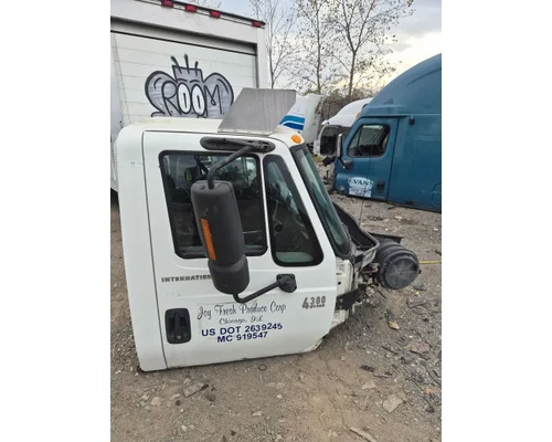 INTERNATIONAL 4300 Cab