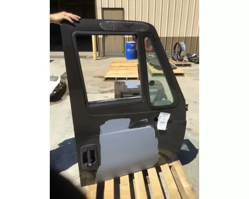 INTERNATIONAL 4300 DOOR ASSEMBLY, FRONT