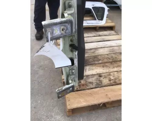 INTERNATIONAL 4300 DOOR ASSEMBLY, FRONT