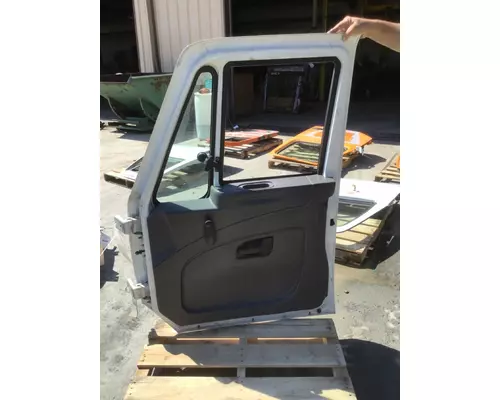 INTERNATIONAL 4300 DOOR ASSEMBLY, FRONT