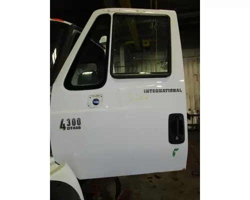 INTERNATIONAL 4300 DOOR ASSEMBLY, FRONT