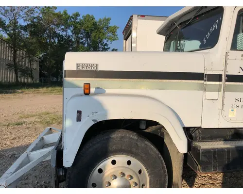INTERNATIONAL 4300 Hood