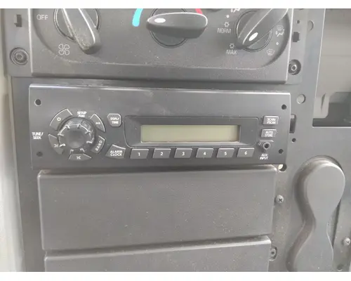 INTERNATIONAL 4300 RADIO AMFM