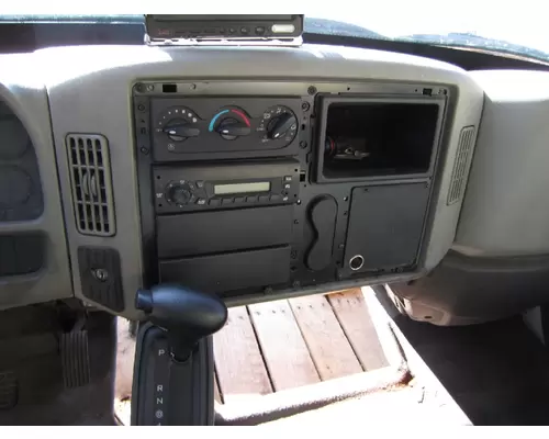 INTERNATIONAL 4400 CAB