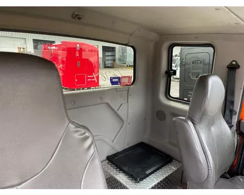 INTERNATIONAL 4400 Cab