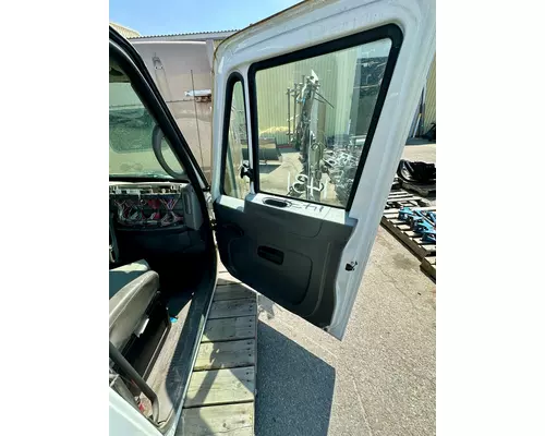 INTERNATIONAL 4400 Cab